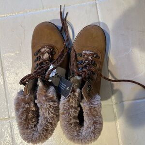 New w/tags Avellini size 8 leather fur lined lace up boots